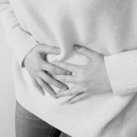 お腹の不調に不安を感じている人の写真