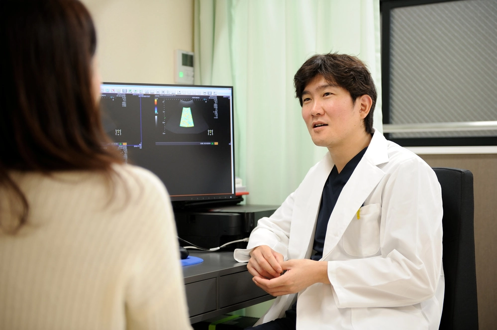 患者に検査結果を説明している写真