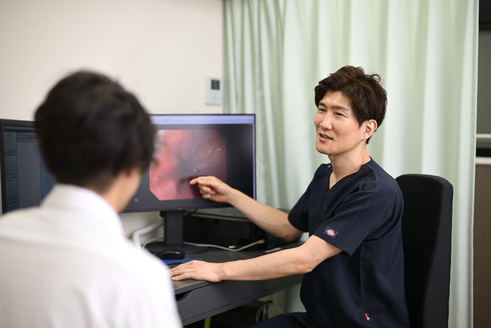 医師が患者に検査結果を説明している様子
