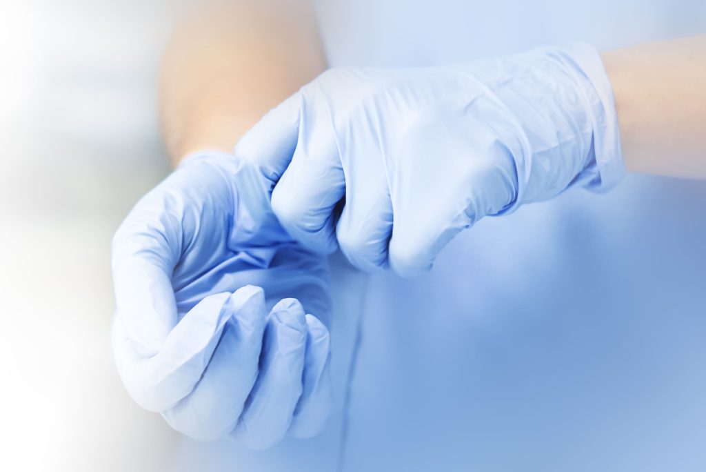 医師が手術の準備を進めている様子